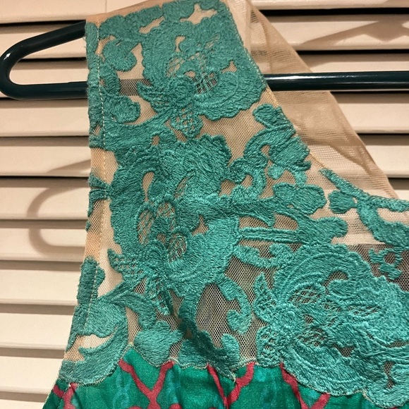 100% silk dress with embroidery and 100% cotton lining. - Picture 6 of 6